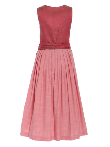 Rückseite Dirndl mit Streifenschürze und Schliesse