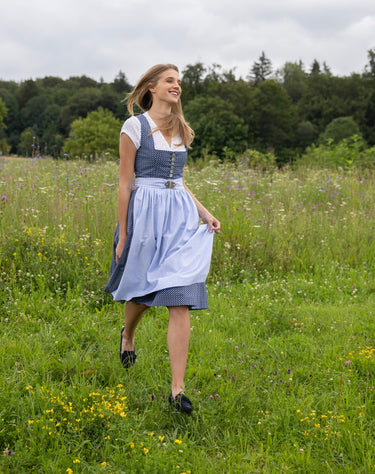 Dirndl mit Streifenschürze und Schliesse